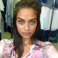 Shanina Shaik taking a selfie
