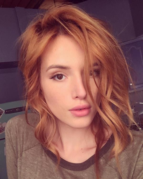 Bella Thorne taking a selfie