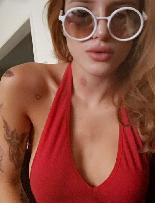 Bella Thorne taking a selfie