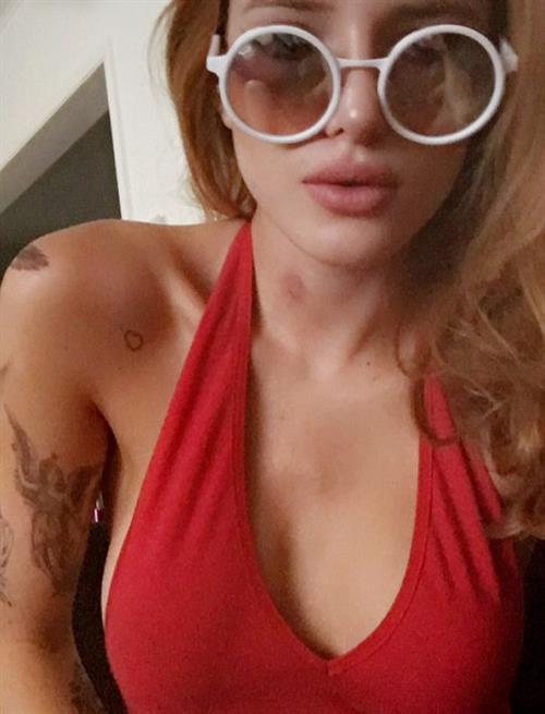 Bella Thorne taking a selfie