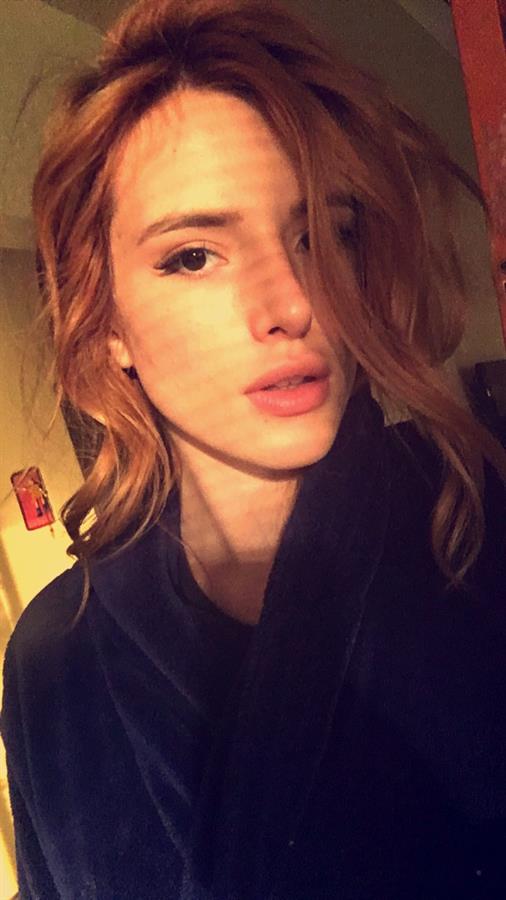 Bella Thorne taking a selfie