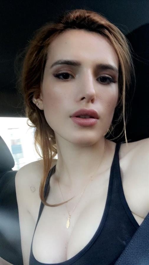 Bella Thorne taking a selfie