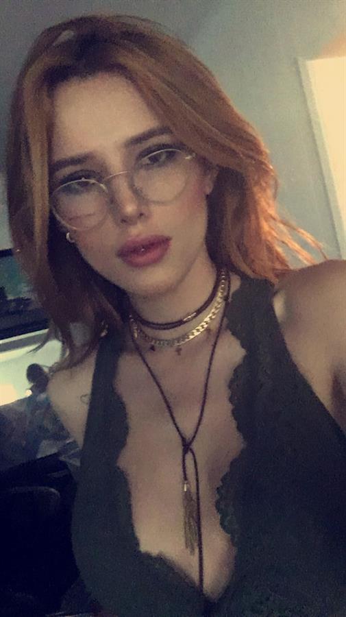 Bella Thorne taking a selfie