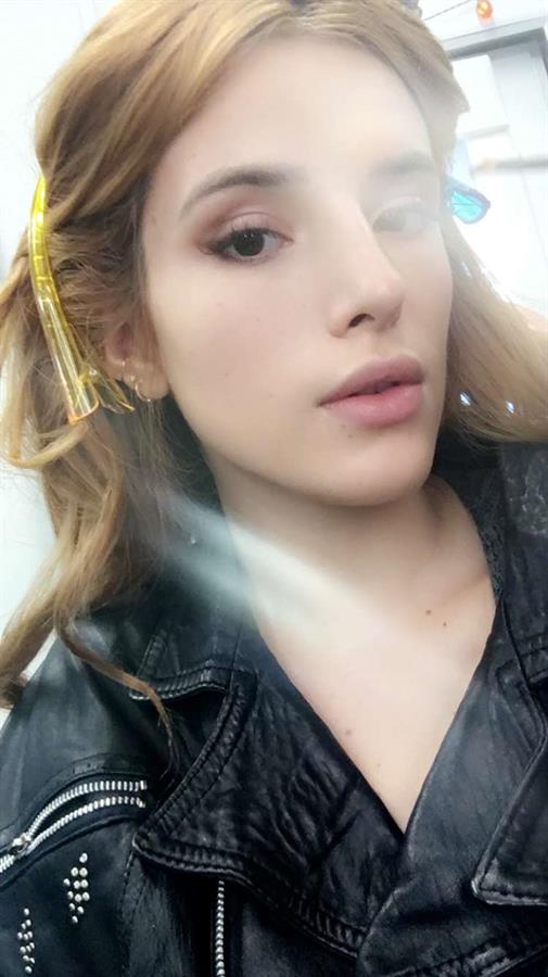 Bella Thorne taking a selfie