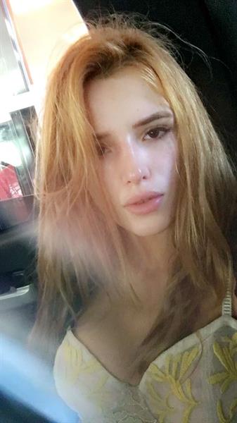 Bella Thorne taking a selfie