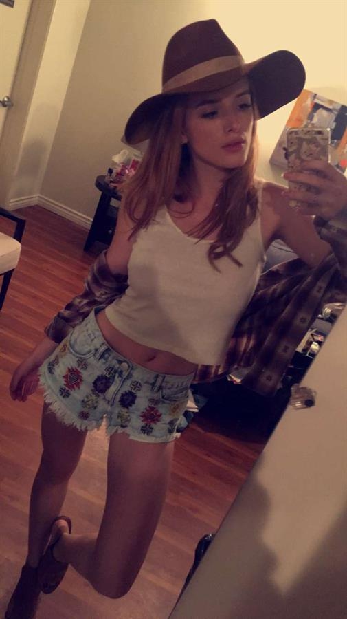 Bella Thorne taking a selfie