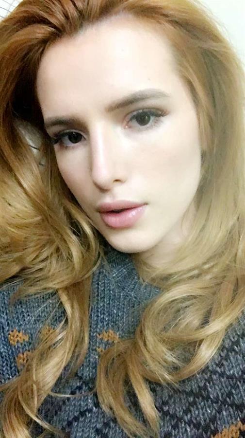 Bella Thorne taking a selfie