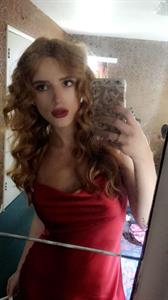 Bella Thorne taking a selfie
