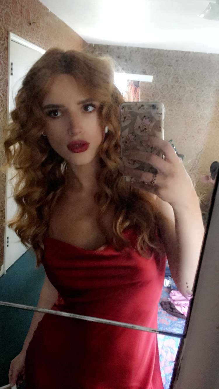 Bella Thorne taking a selfie