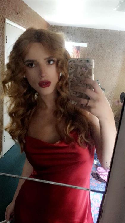 Bella Thorne taking a selfie