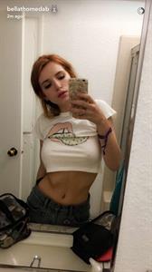 Bella Thorne taking a selfie
