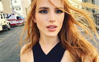 Bella Thorne taking a selfie