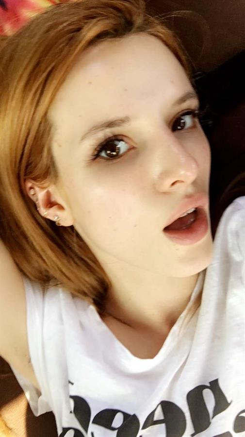 Bella Thorne taking a selfie