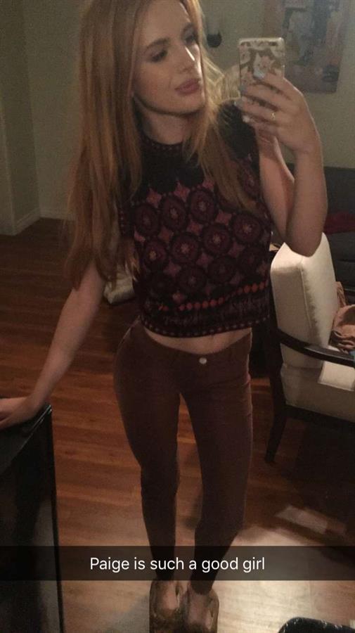 Bella Thorne taking a selfie