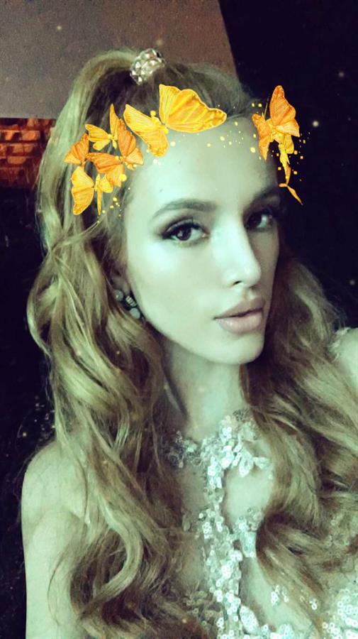 Bella Thorne taking a selfie