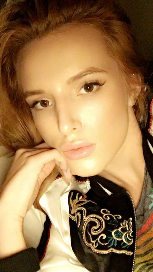 Bella Thorne taking a selfie