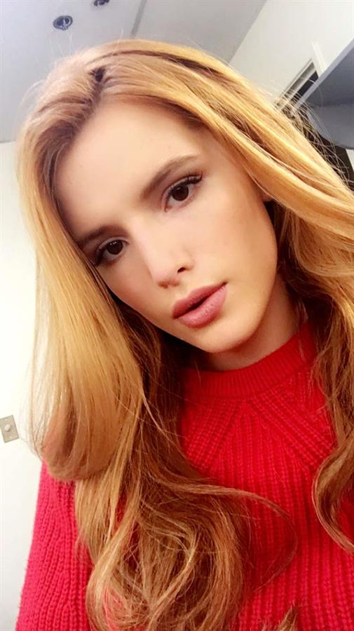 Bella Thorne taking a selfie