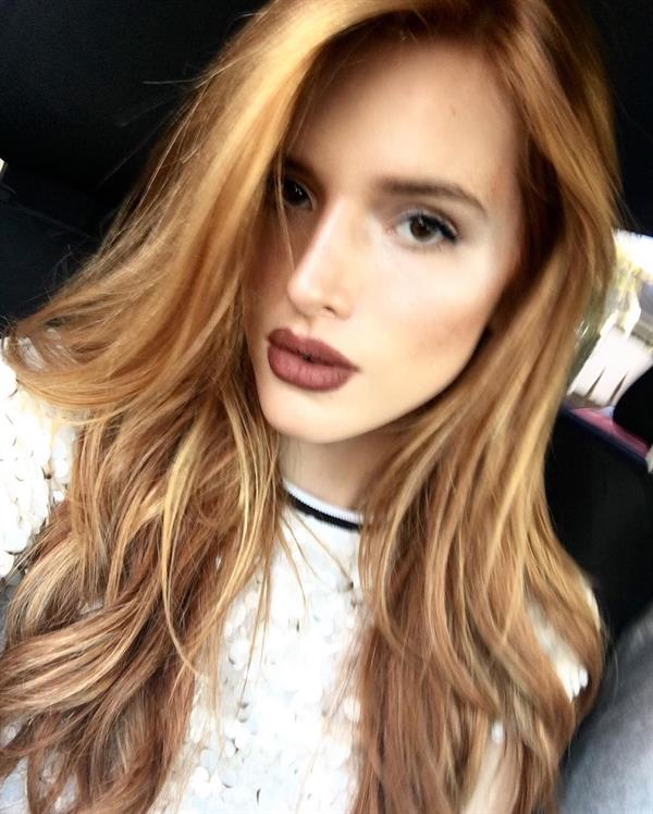 Bella Thorne taking a selfie