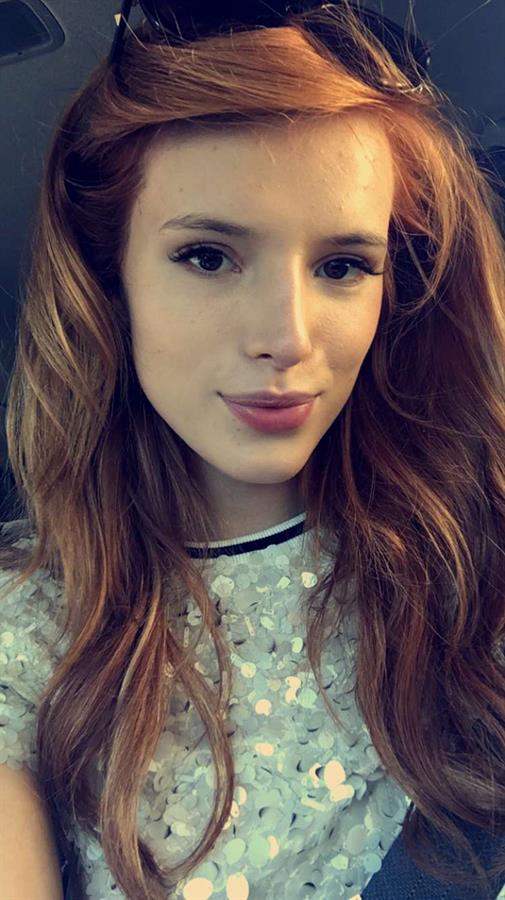 Bella Thorne taking a selfie