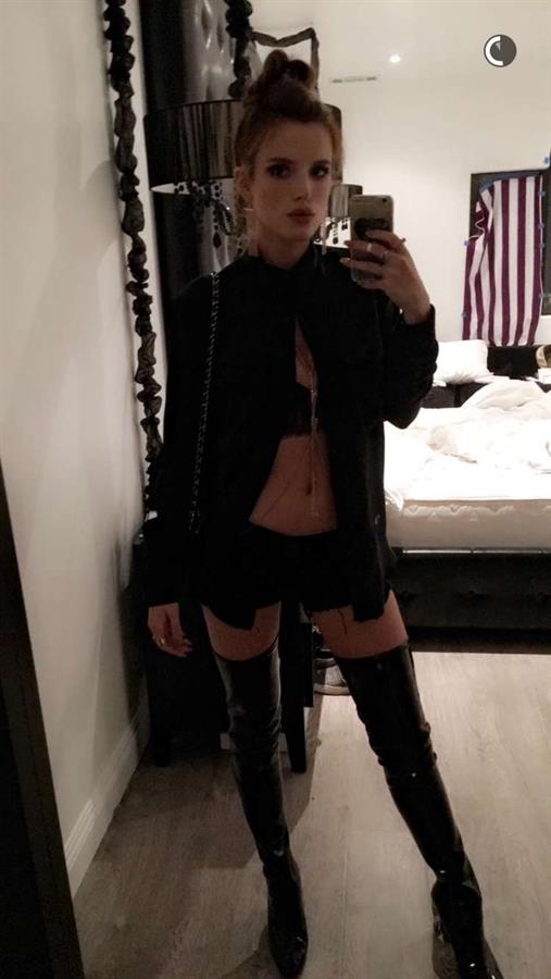 Bella Thorne taking a selfie