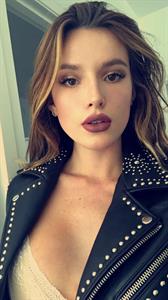 Bella Thorne taking a selfie