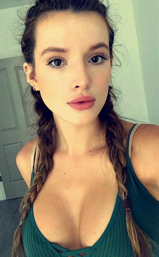 Bella Thorne taking a selfie