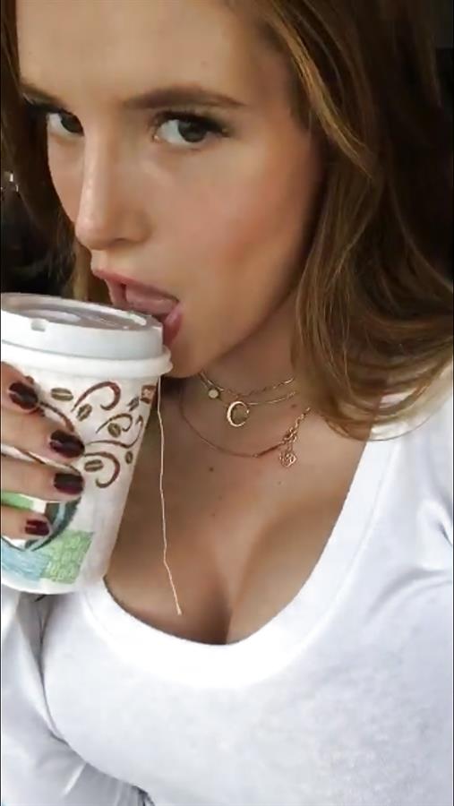 Bella Thorne taking a selfie