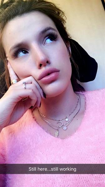 Bella Thorne taking a selfie
