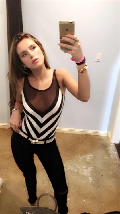 Bella Thorne taking a selfie