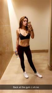 Bella Thorne taking a selfie