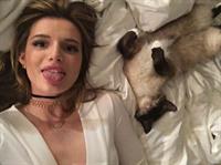 Bella Thorne taking a selfie