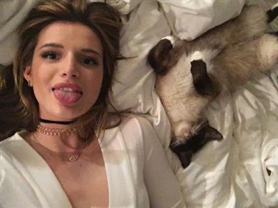 Bella Thorne taking a selfie