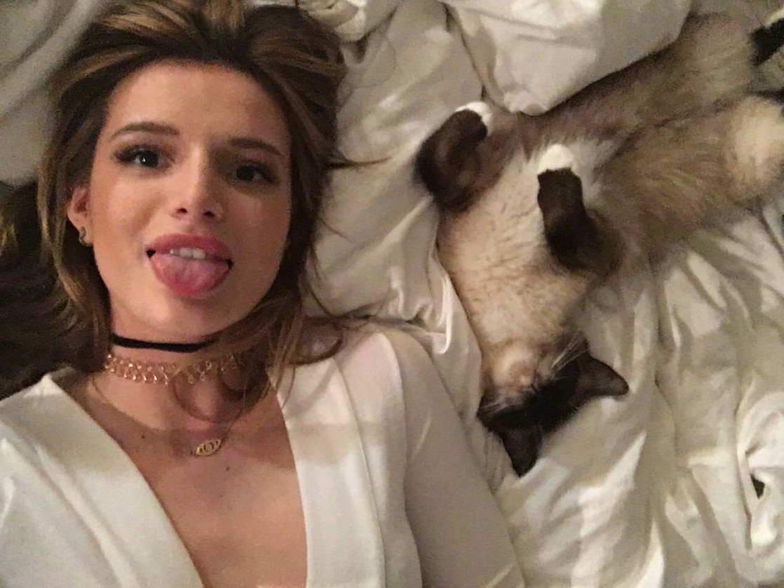 Bella Thorne taking a selfie
