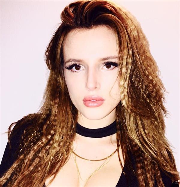 Bella Thorne taking a selfie