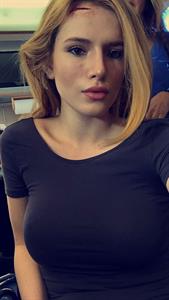 Bella Thorne taking a selfie