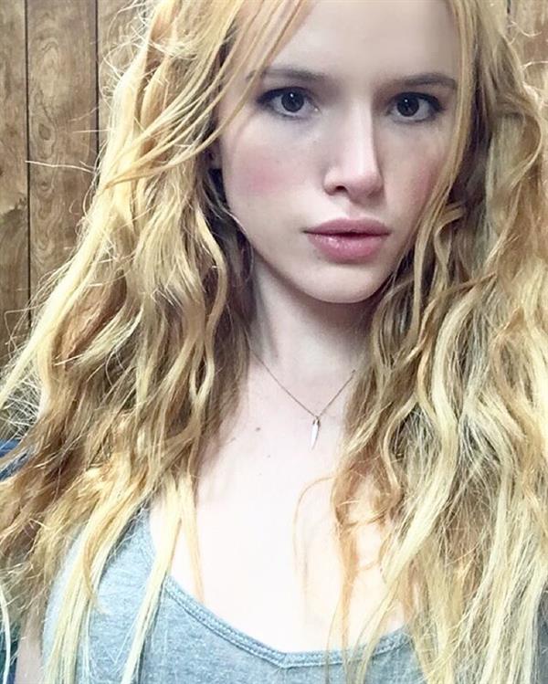 Bella Thorne taking a selfie