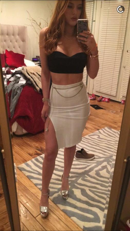 Bella Thorne taking a selfie