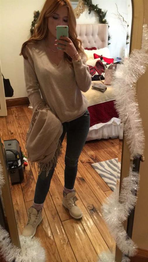 Bella Thorne taking a selfie