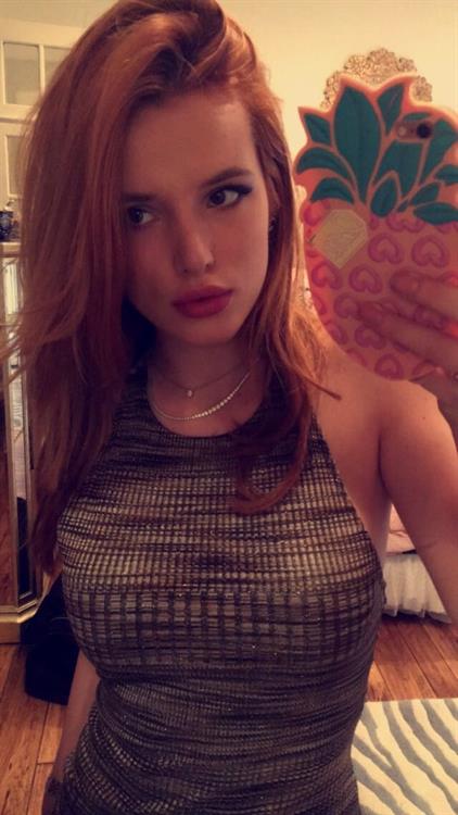 Bella Thorne taking a selfie