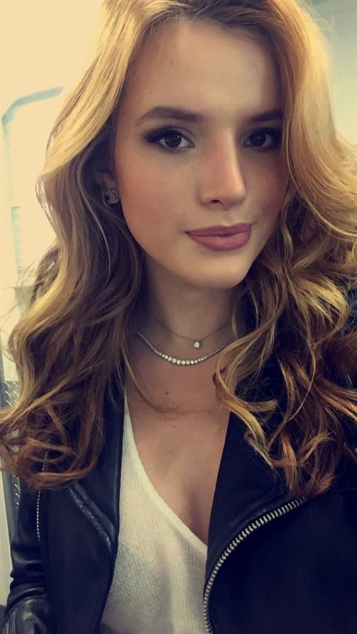 Bella Thorne taking a selfie