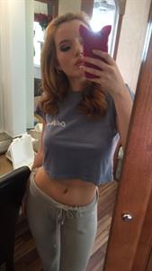Bella Thorne taking a selfie