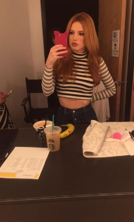 Bella Thorne taking a selfie