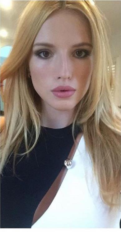 Bella Thorne taking a selfie