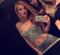 Bella Thorne taking a selfie