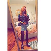 Bella Thorne taking a selfie