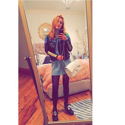 Bella Thorne taking a selfie