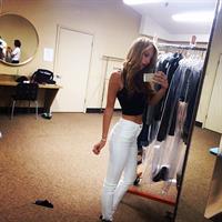 Bella Thorne taking a selfie