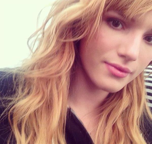 Bella Thorne taking a selfie