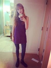 Bella Thorne taking a selfie