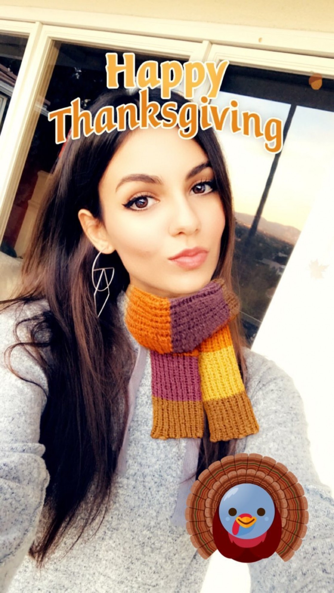 Victoria Justice taking a selfie